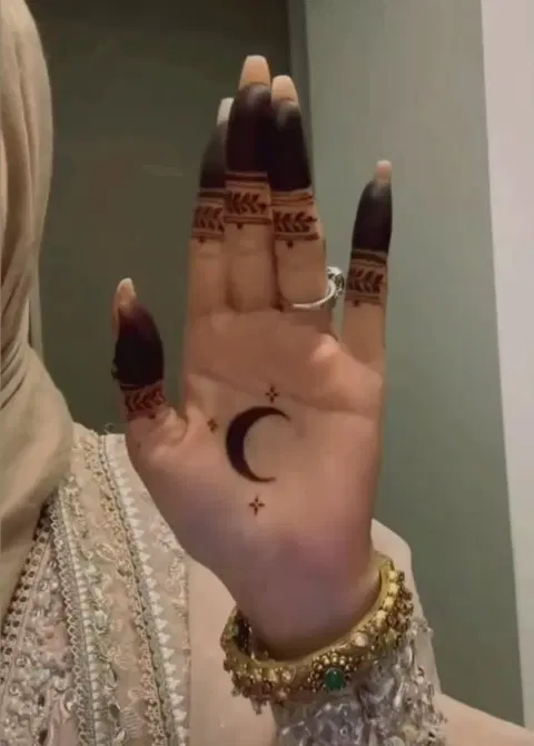 aesthetic simple jaal finger mehndi design