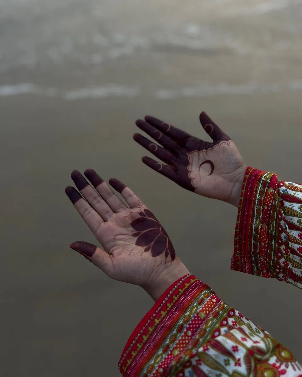 Aesthetic Bridal Finger Mehndi Design with Jaal and Moon