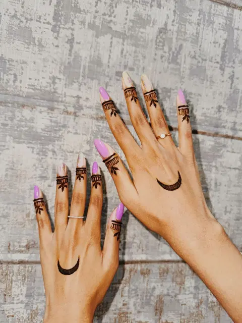 aesthetic minimal jaal back hand mehndi design
