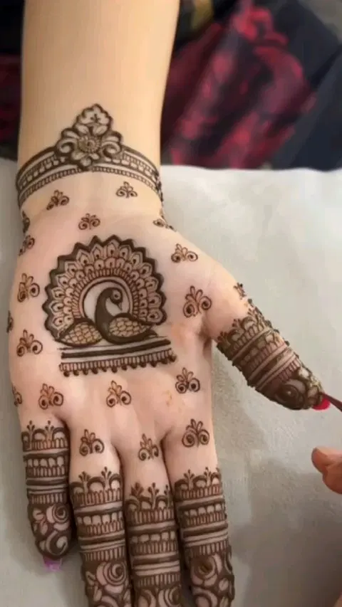 aesthetic minimal deity front hand mehndi design