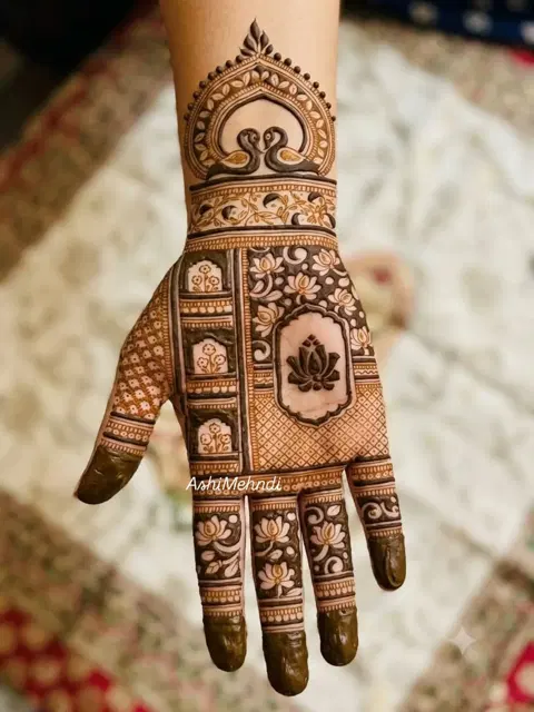 aesthetic indian figure front hand mehndi design