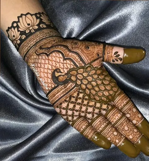 bridal royal circle finger mehndi design