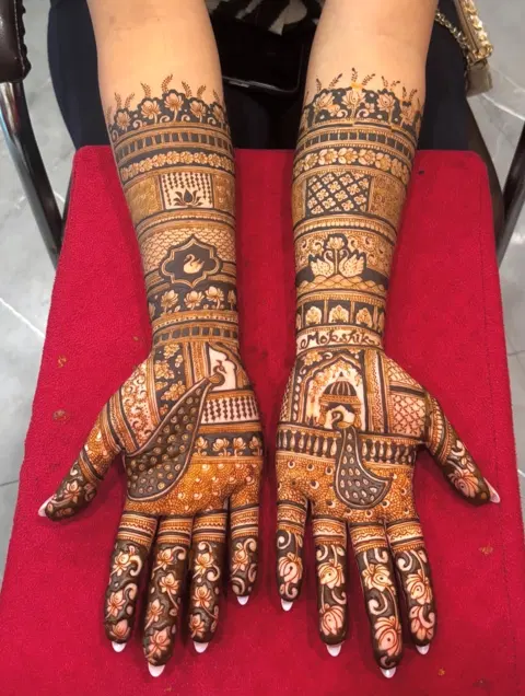 bridal indian figure front hand mehndi design