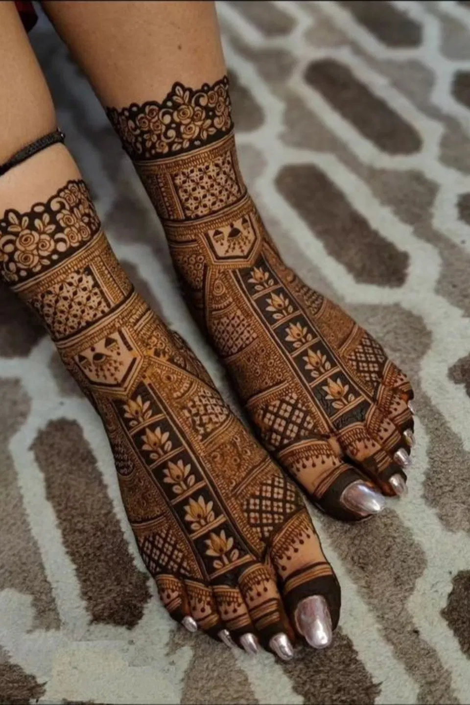 Bridal Indian Foot Mehndi Design with Figures (11)