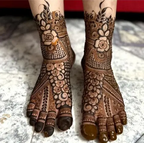 bridal indian figure foot mehndi design