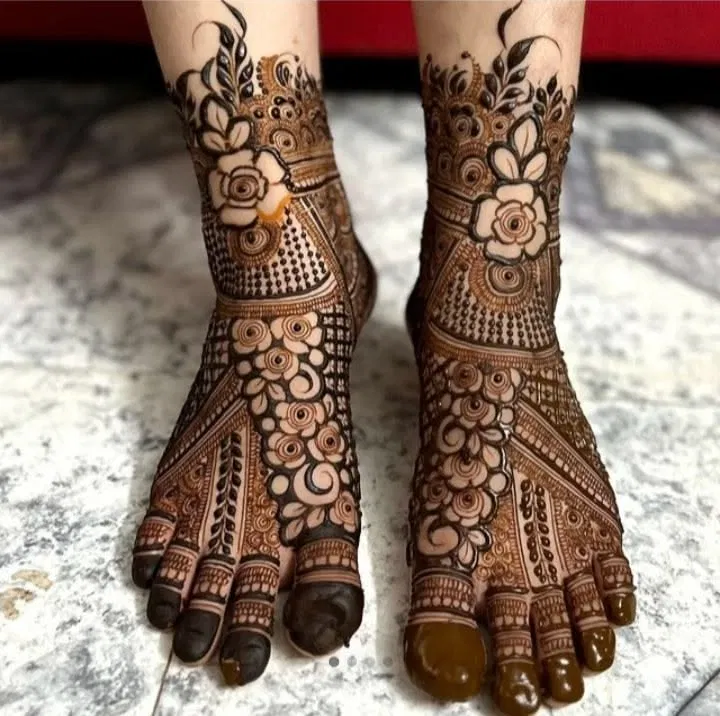 Bridal Indian Foot Mehndi Design with Figures and Flowers (4)