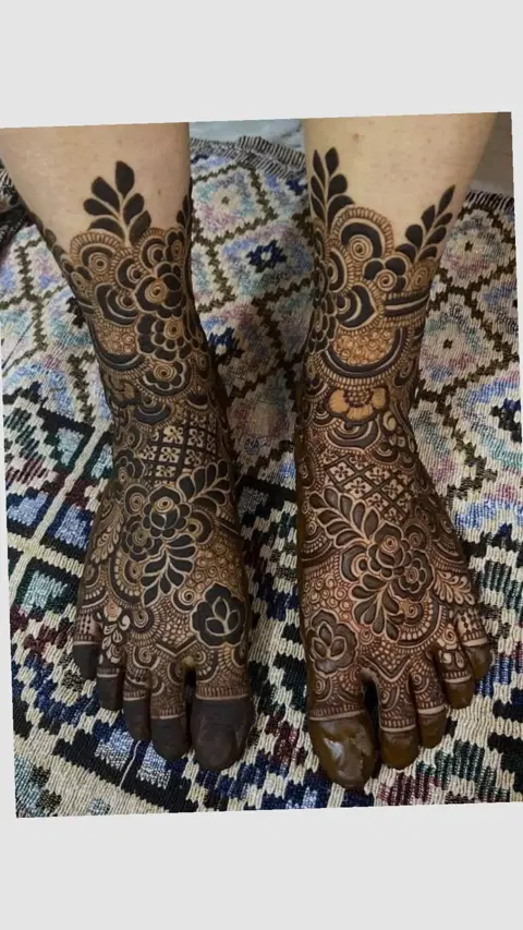 bridal royal figure foot mehndi design