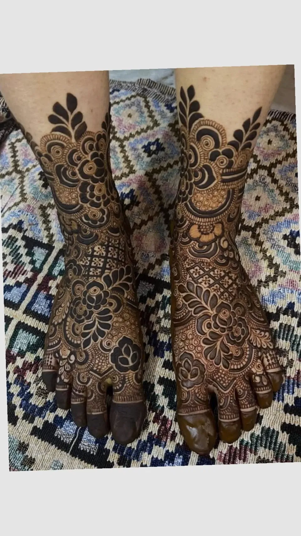 Bridal Royal Foot Mehndi Design with Figures (2)