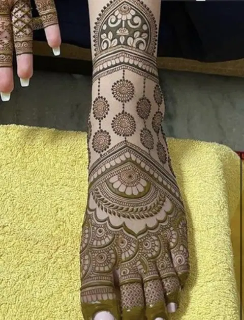 bridal pakistani figure finger mehndi design