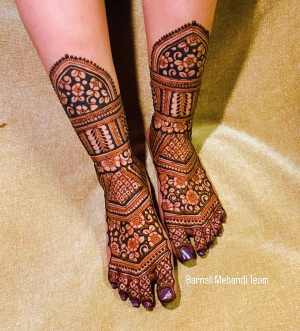 Bridal Indian Foot Mehndi Design with Figures (13)