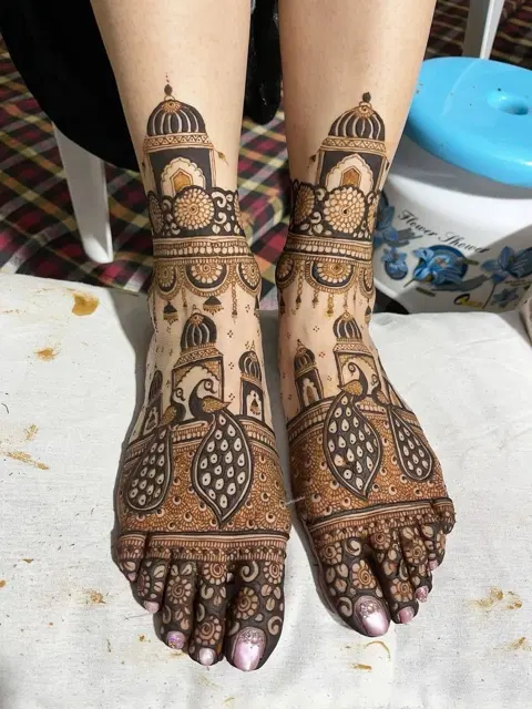 bridal indian figure back hand mehndi design