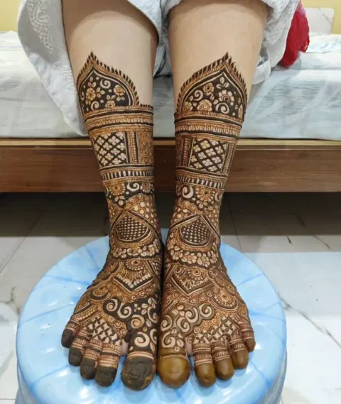 bridal indian figure back hand mehndi design