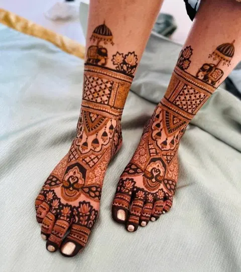 bridal indian figure foot mehndi design