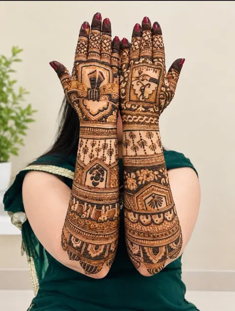 bridal figure back hand mehndi design