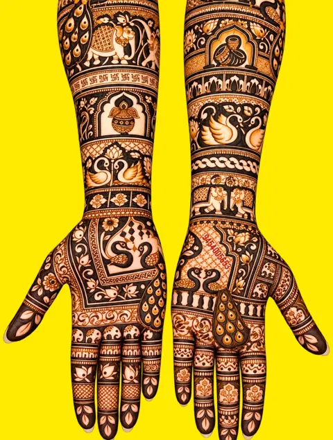 bridal figure full hand mehndi design