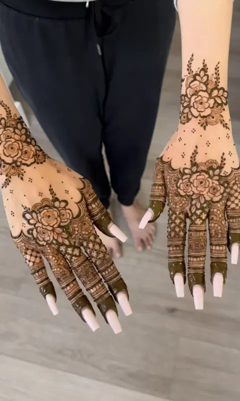 aesthetic pakistani back hand mehndi design