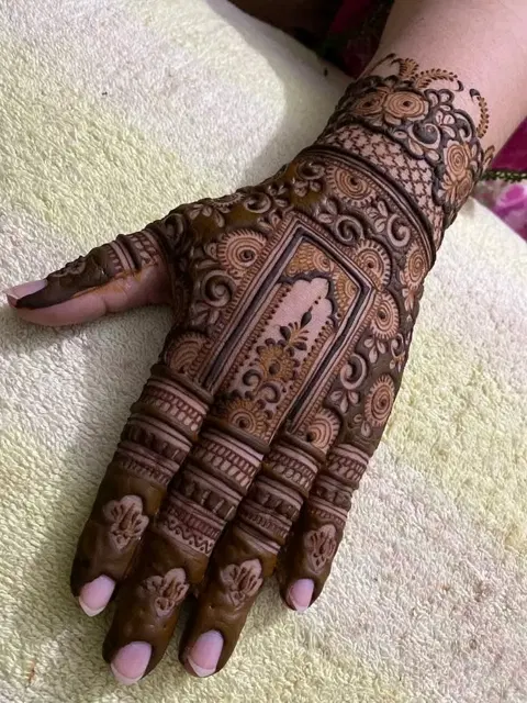 royal back hand mehndi design