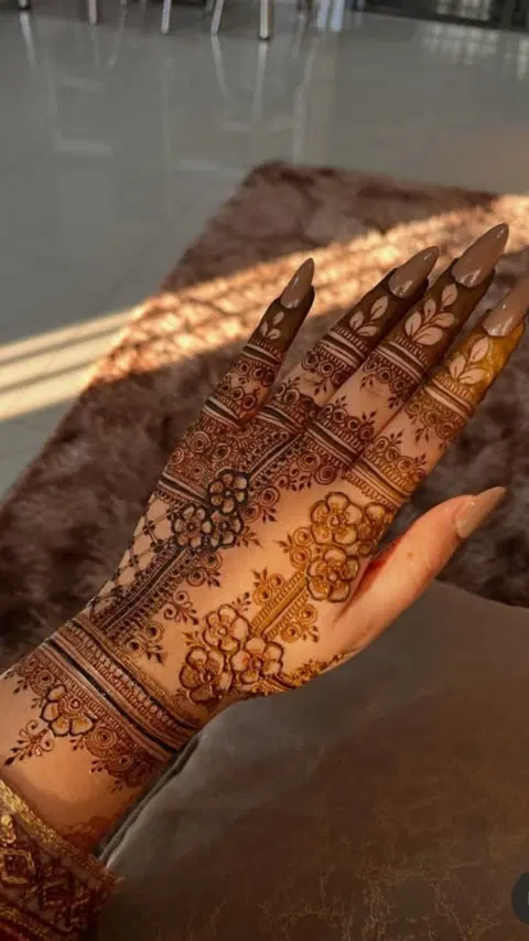 aesthetic bridal flower back hand mehndi design