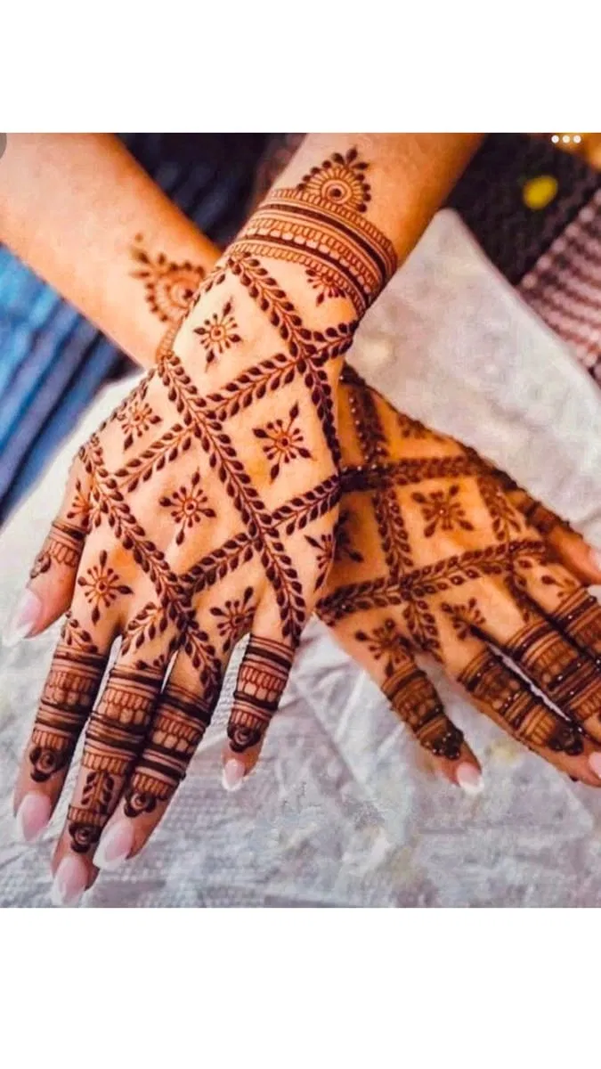 Aesthetic Arabic Back Hand Mehndi Design with Gol Tikki (44)