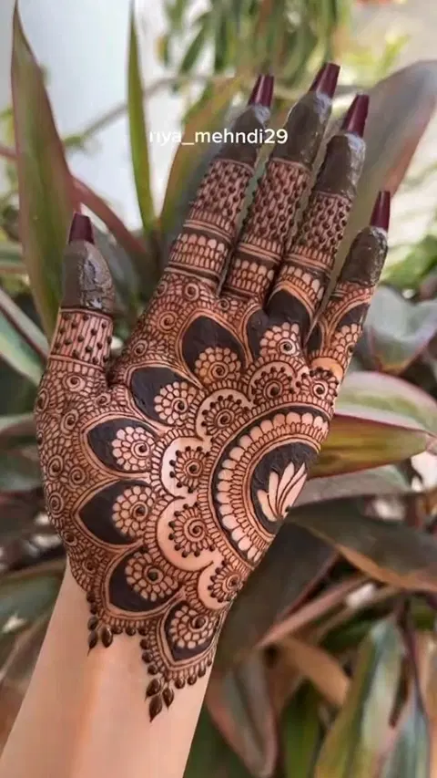 aesthetic arabic circle back hand mehndi design