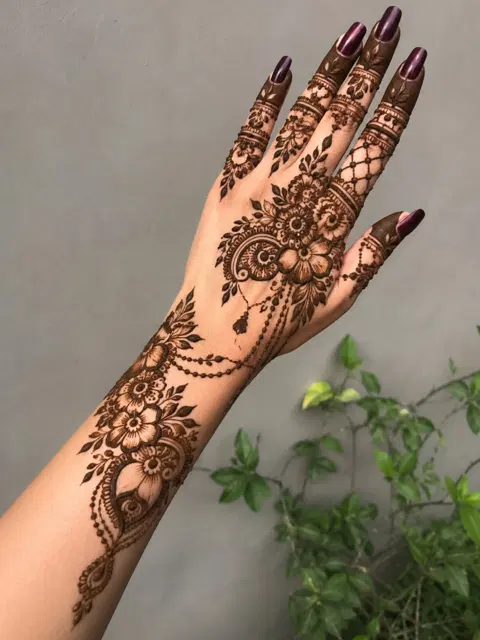 aesthetic arabic circle back hand mehndi design