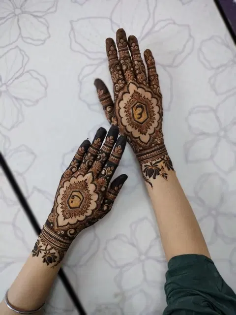 aesthetic bridal circle back hand mehndi design