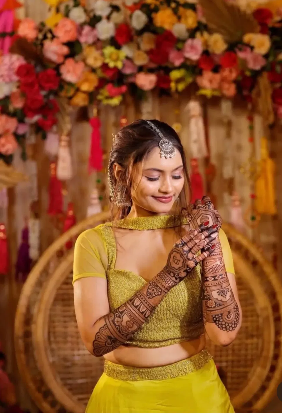 Bridal Front Hand Mehndi Design with Figures and Jaal (2)