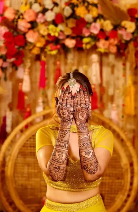 bridal figure back hand mehndi design
