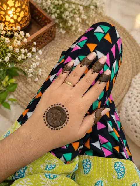 simple circle back hand mehndi design