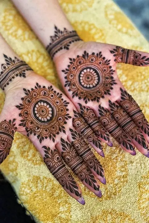 bridal circle back hand mehndi design