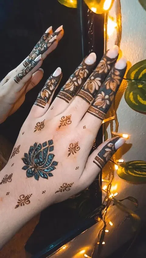 aesthetic royal circle back hand mehndi design