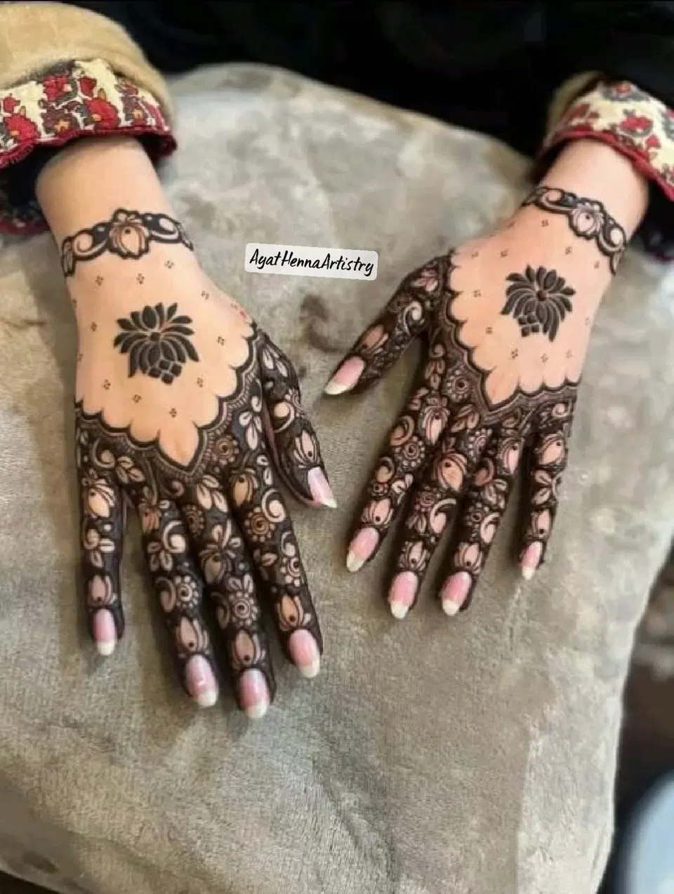 Aesthetic Bridal Back Hand Mehndi Design with Flowers, Jaal and Lotus (4)