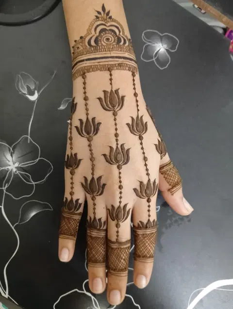 indian simple circle back hand mehndi design
