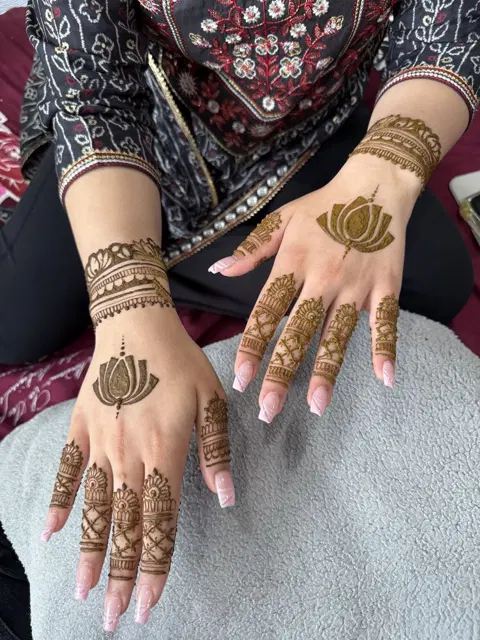 royal simple flower back hand mehndi design