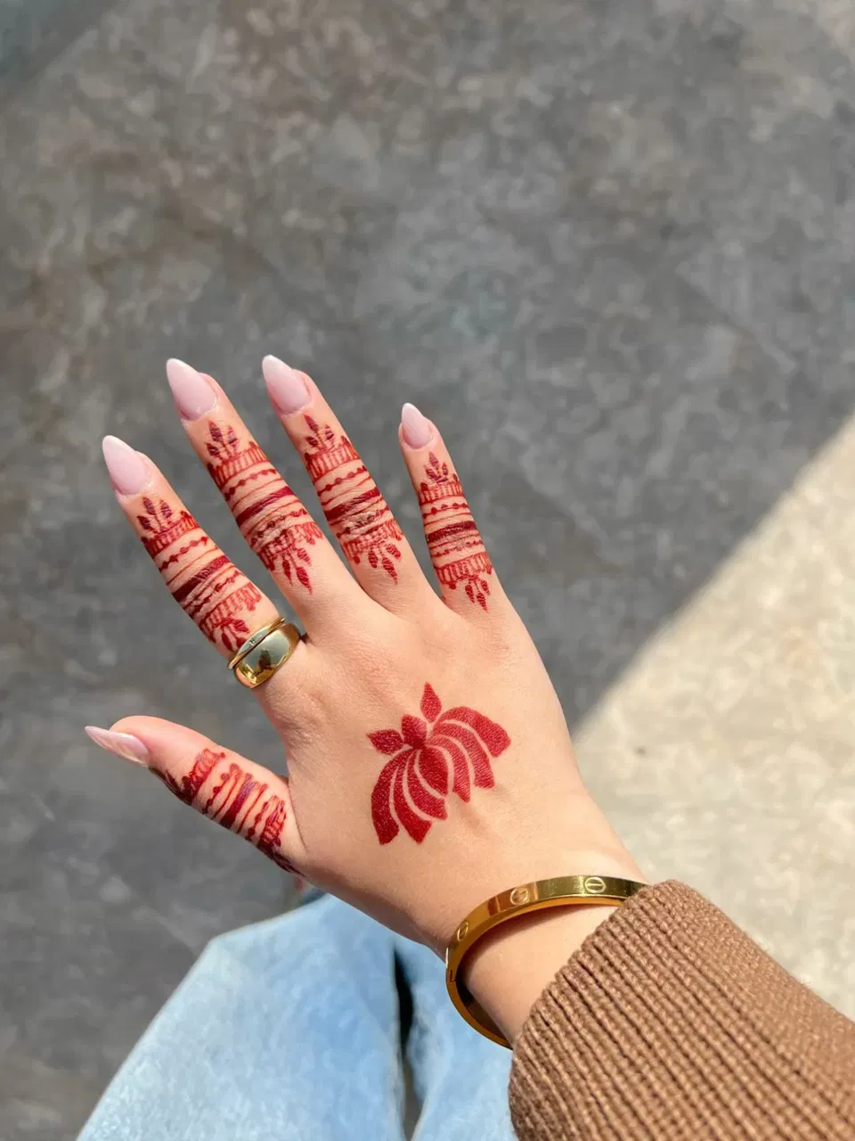 Aesthetic Minimal Finger Mehndi Design with Jaal and Lotus