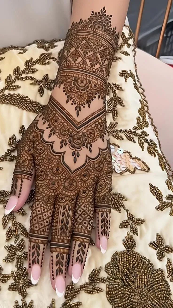 Aesthetic Arabic Back Hand Mehndi Design with Gol Tikki and Figures for Eid