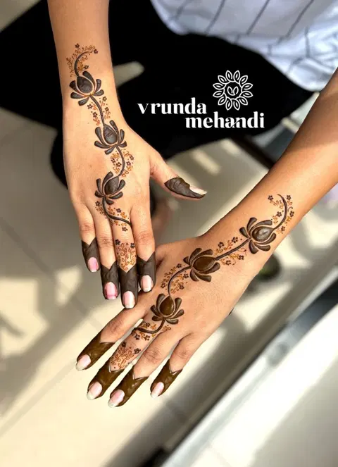 simple stylish circle back hand mehndi design