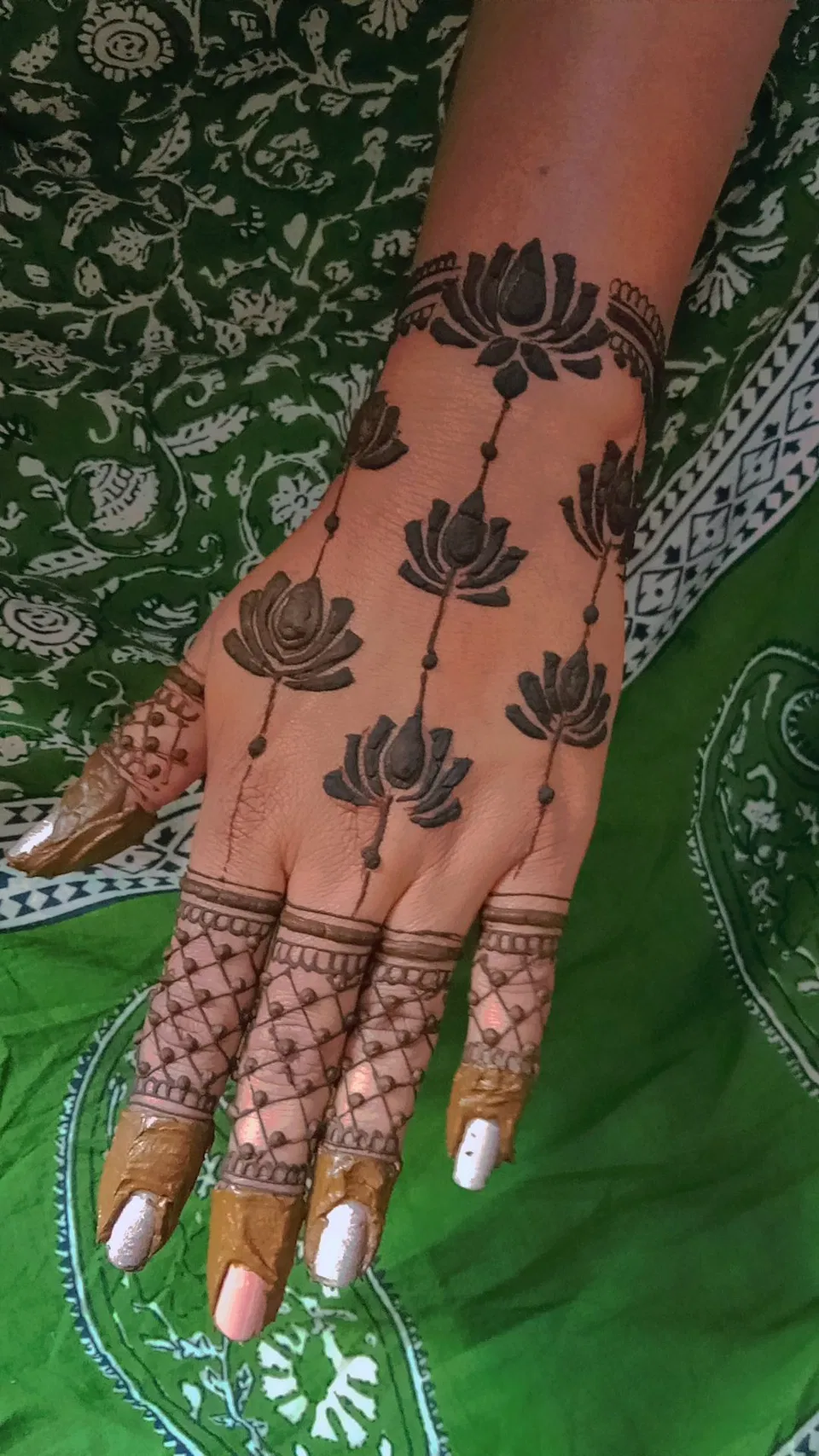 Arabic Simple Back Hand Mehndi Design with Flowers and Lotus for Eid (2)