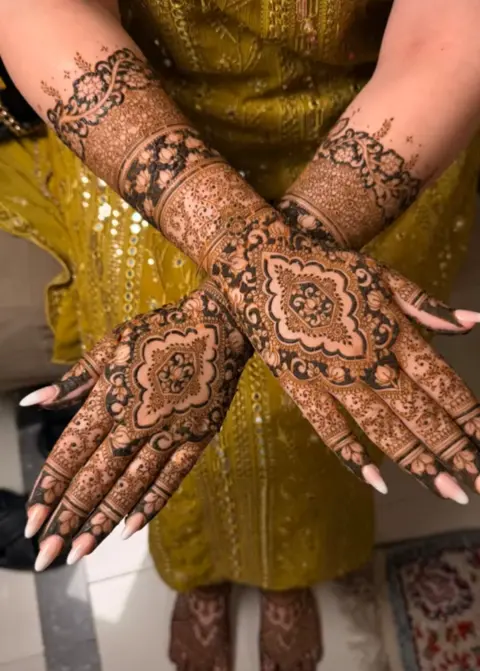 bridal pakistani figure back hand mehndi design
