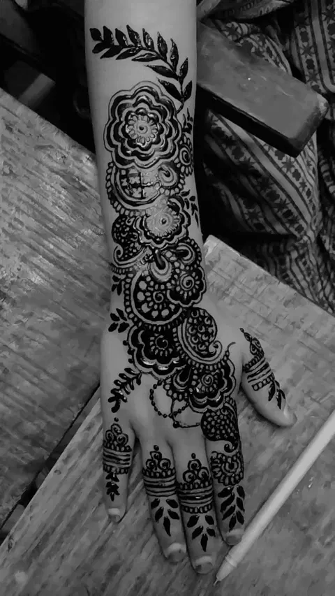 back hand mehndi design