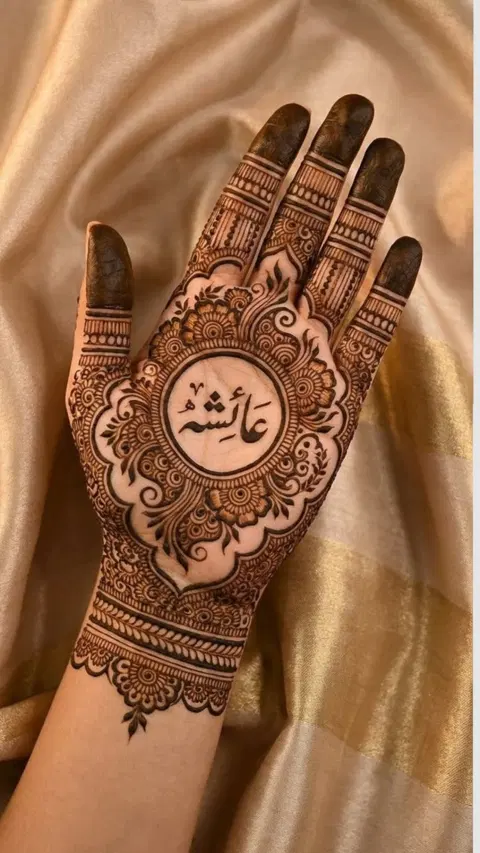aesthetic arabic circle front hand mehndi design