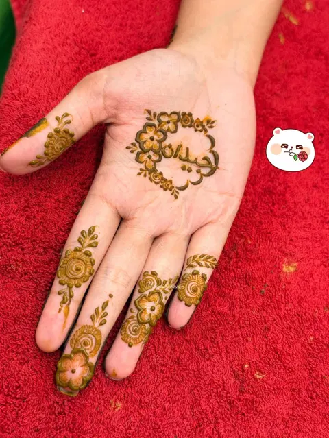 arabic simple moon finger mehndi design