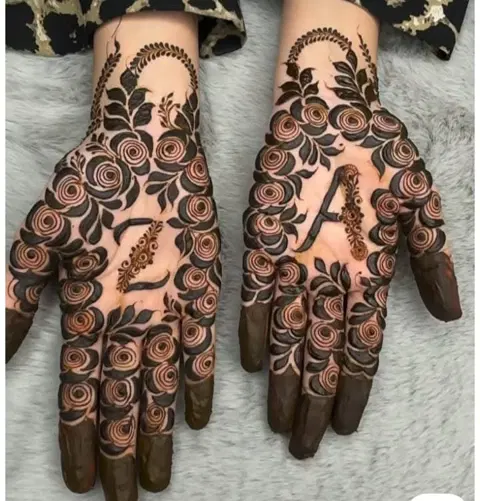 aesthetic arabic figure finger mehndi design