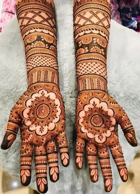 bridal indian circle front hand mehndi design
