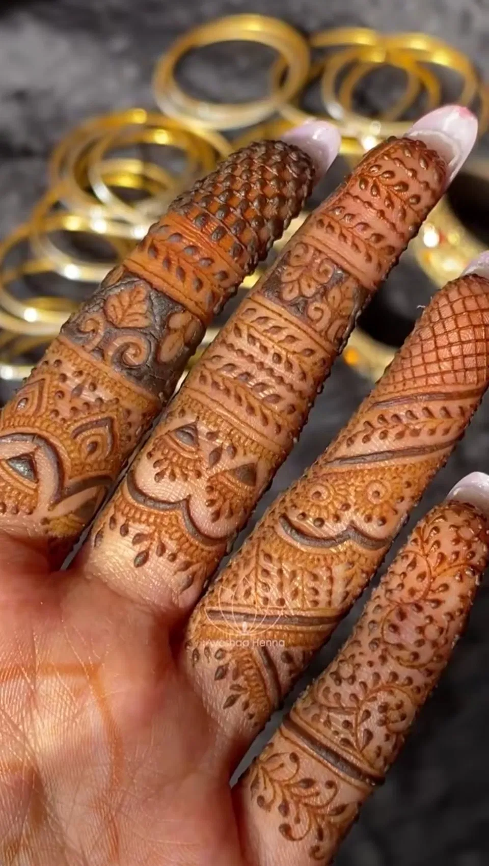Aesthetic Royal Finger Mehndi Design with Gol Tikki