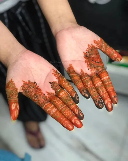 Aesthetic Pakistani Finger Mehndi Design with Jaal and Hidden Name