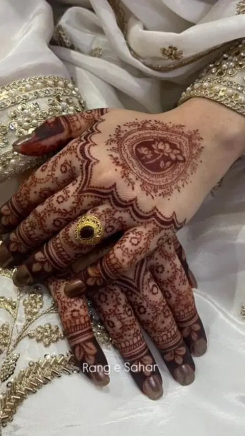 bridal royal circle finger mehndi design