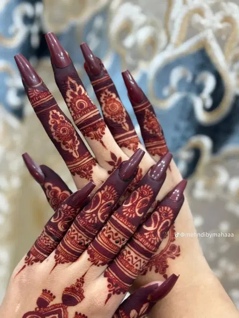 aesthetic bridal circle back hand mehndi design