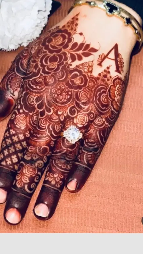 aesthetic arabic name finger mehndi design