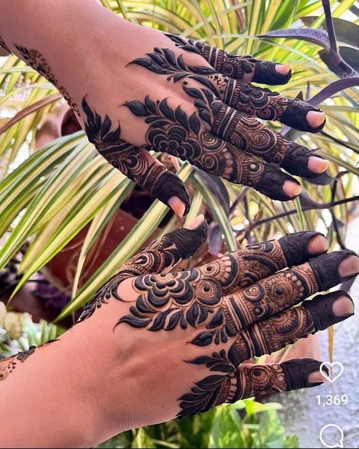 Aesthetic Dubai Back Hand Mehndi Design with Jaal (2)